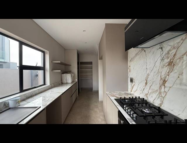 6 BEDROOM HOUSE FOR SALE IN MIDSTREAM HEIGHTS